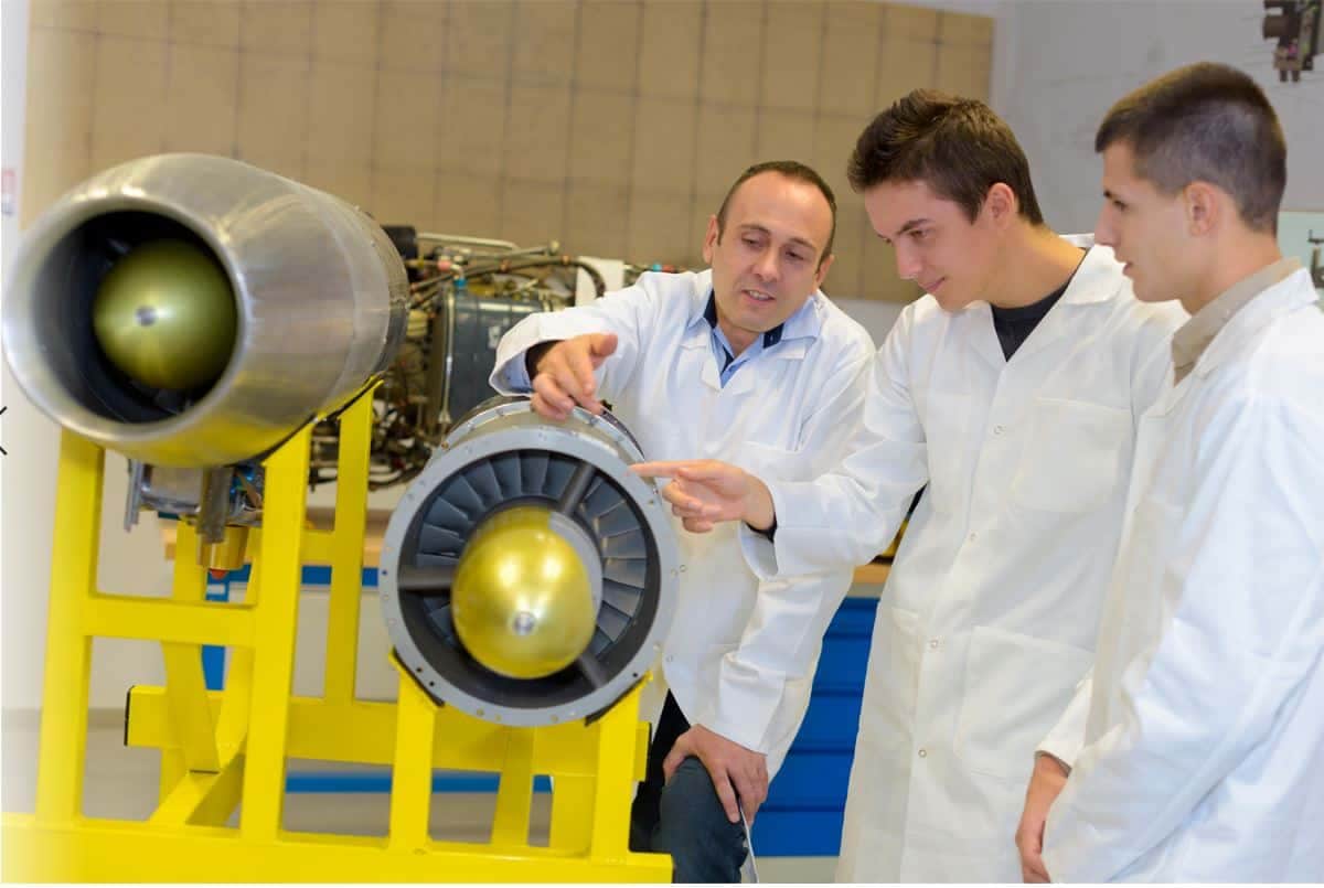 لماذا يجب دراسة تخصص ميكانيكا طيران؟