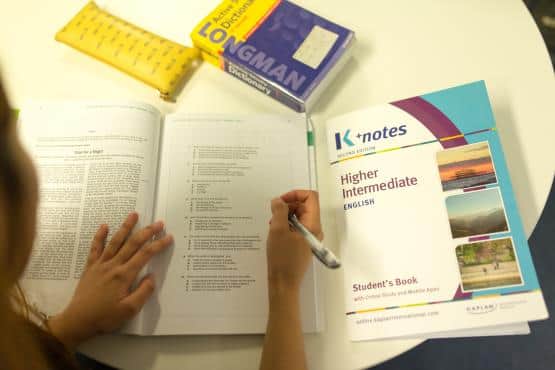 ما هو نظام K+ الخاص بتعلم اللغة الانجليزية في معهد كابلان الدولي؟