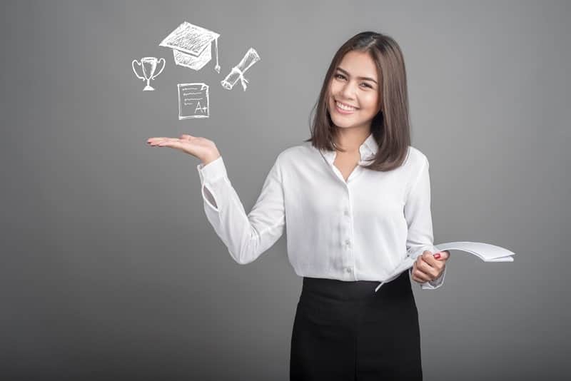 تعرف على تخصص مضيفة طيران - دليل الدراسة في الخارج