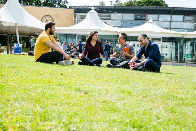 تخصصات الإدارة في جامعة روهامبتون - الدراسة في المملكة المتحدة