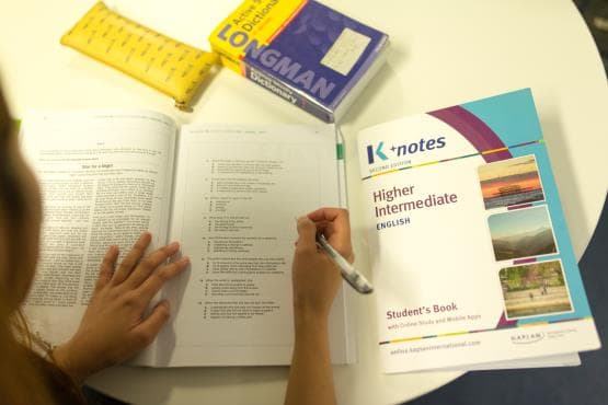 ما هو نظام K+ الخاص بتعلم اللغة الانجليزية في معهد كابلان الدولي؟