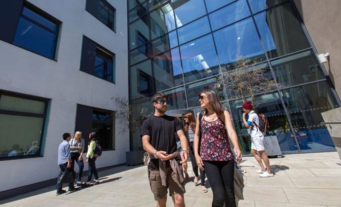 دورات تعلم اللغة الإنجليزية في الصيف في احد المعاهد الموصى بها