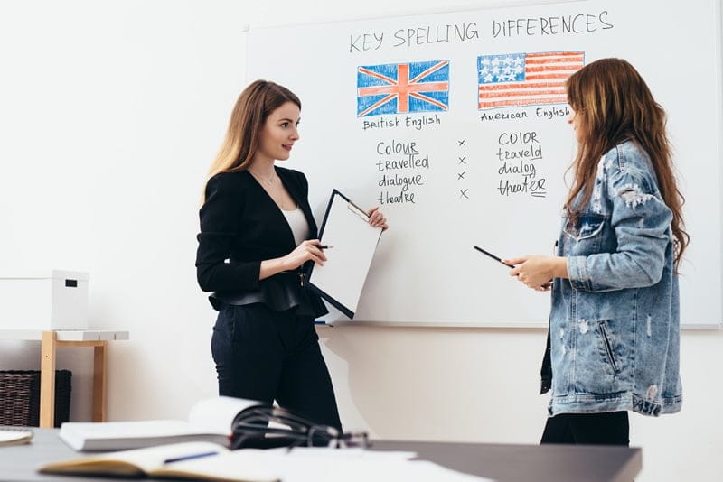 ما أسباب اختلاف الإنجليزية الأمريكية عن البريطانية؟