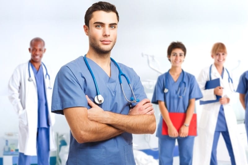 كل ما تحتاج معرفته عن دراسة الطب في أمريكا