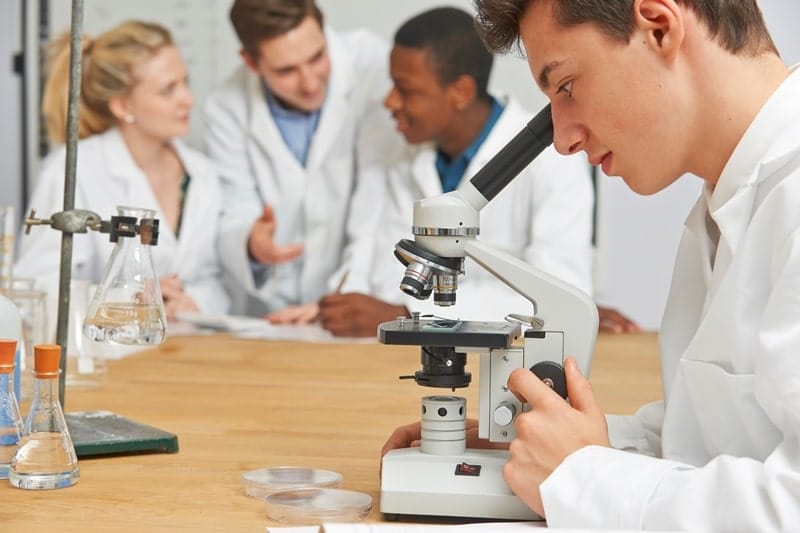 تخصص الكيمياء وأهم المعلومات عنه - دليل الدراسة في الخارج