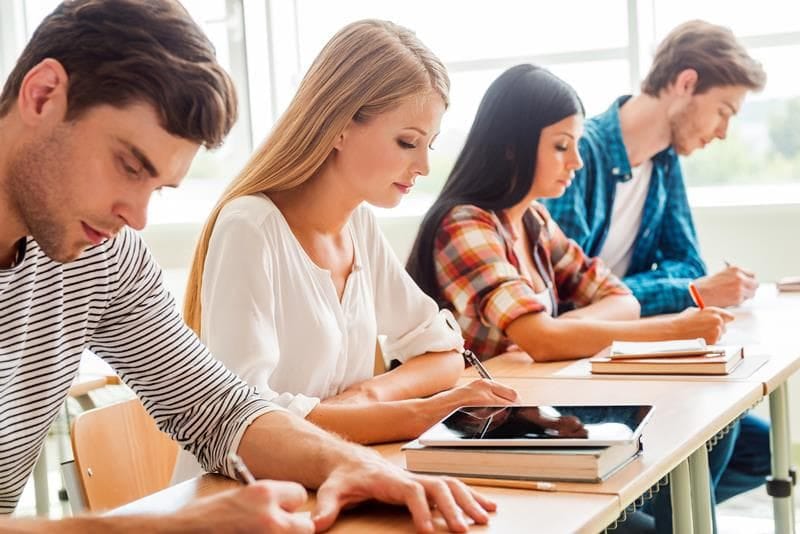 ما هو اختبار GRE (اختبار تقييم الخريجين)؟