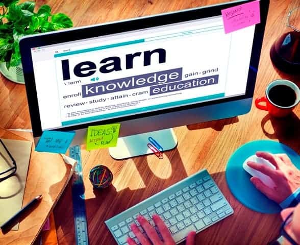 كيف يختلف برنامج الماجستير عبر الإنترنت عن الماجستير التقليدي